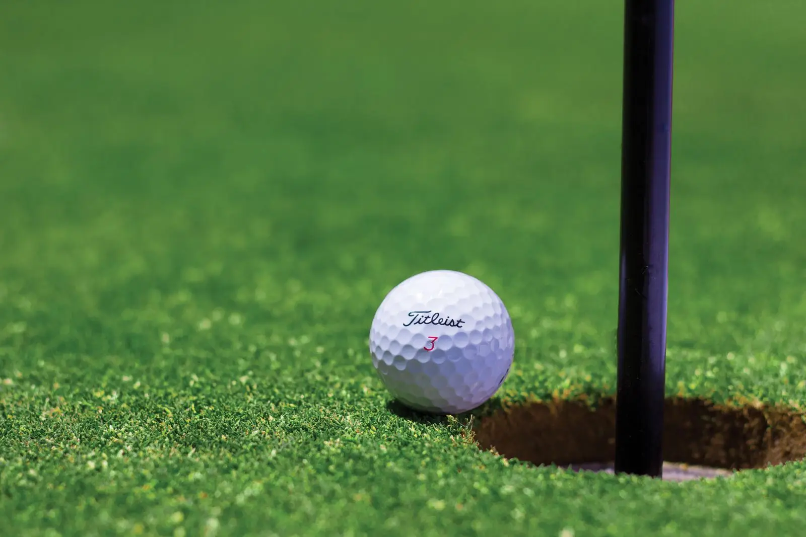 Pelota de golf sobre el green